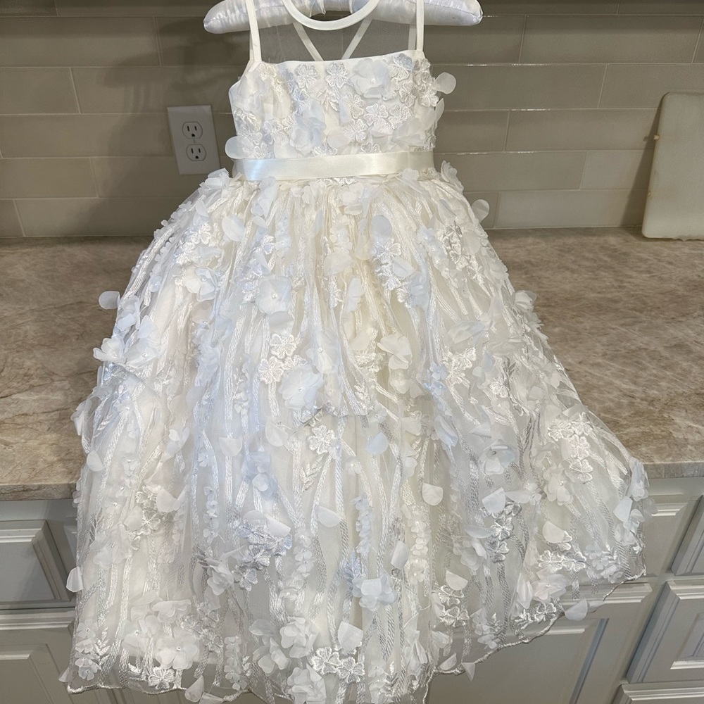 Gorgeous formal girls dress beautiful color. Worn 1x in a wedding as flower girl